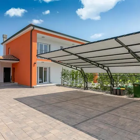 Eva Dom wakacyjny Kaštel